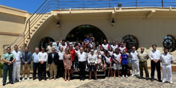 Foto de familia de las autoridades y los participantes, al finalizar la entrega de trofeos y el acto de clausura de la tercera edición que se disputó el pasado año 2023.