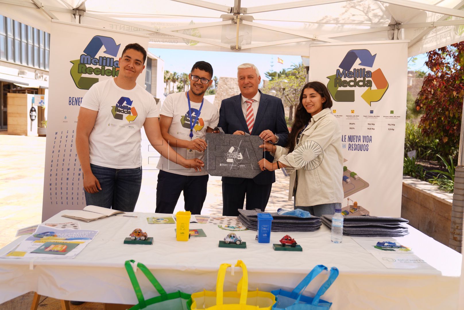 Ventura conoce in situ el stand sobre reciclaje