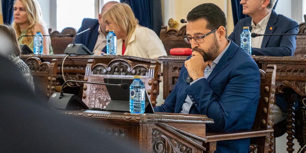 Azmani acusa al Gobierno de “no cumplir” con los contratos