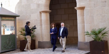 La actriz Lidia San José camina por Melilla la Vieja junto a Antonio Bravo, cronista oficial de la ciudad, durante el rodaje del programa.