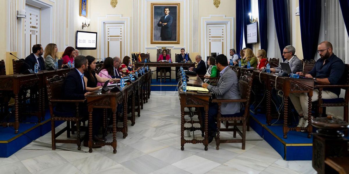 Rachid Bussian reaparece en el pleno tras más de dos meses de ausencia