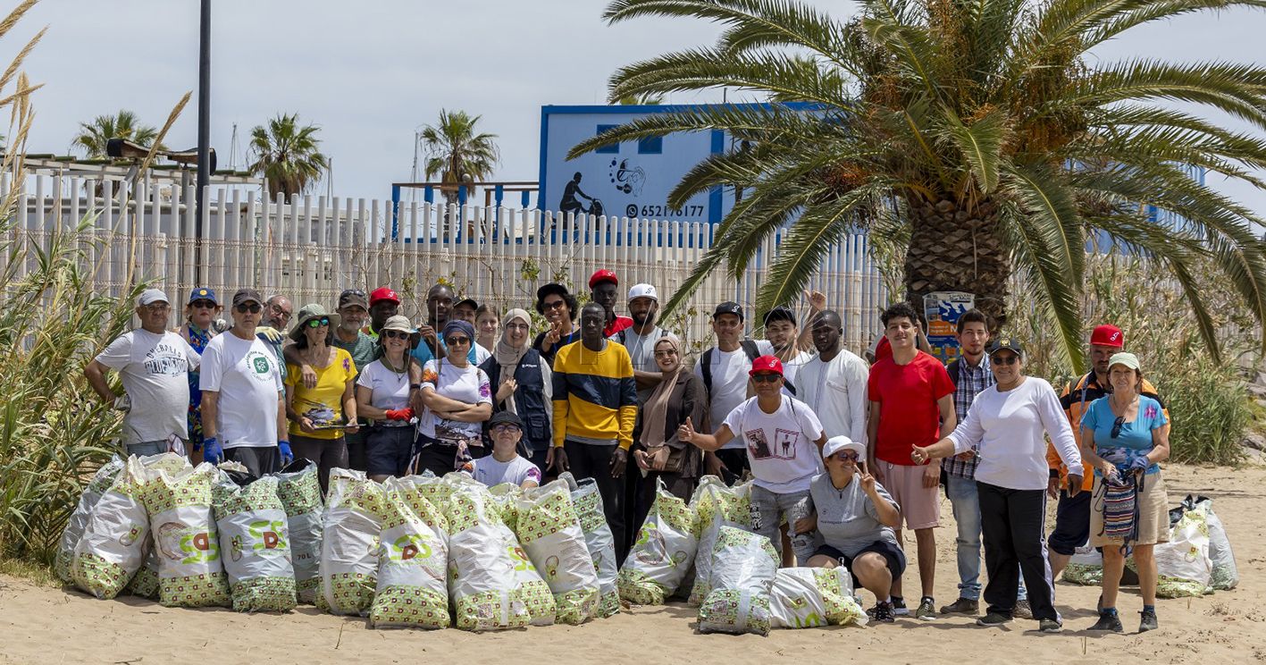 Decenas de ciudadanos participan en la recogida de basura organizada por Guelaya