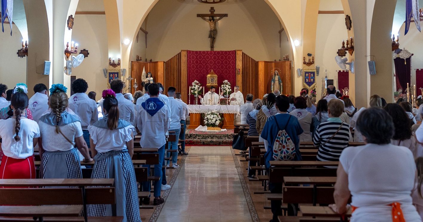 La misa de romeros, prólogo del encuentro del domingo en el Fuerte de Rostrogordo