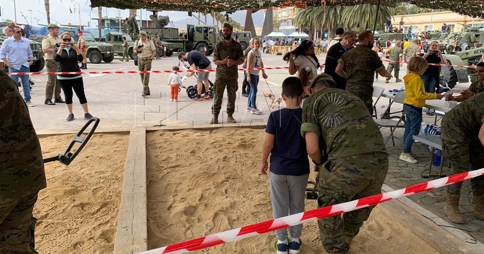 La exposición del DIFAS acerca el Ejército a la ciudadanía melillense