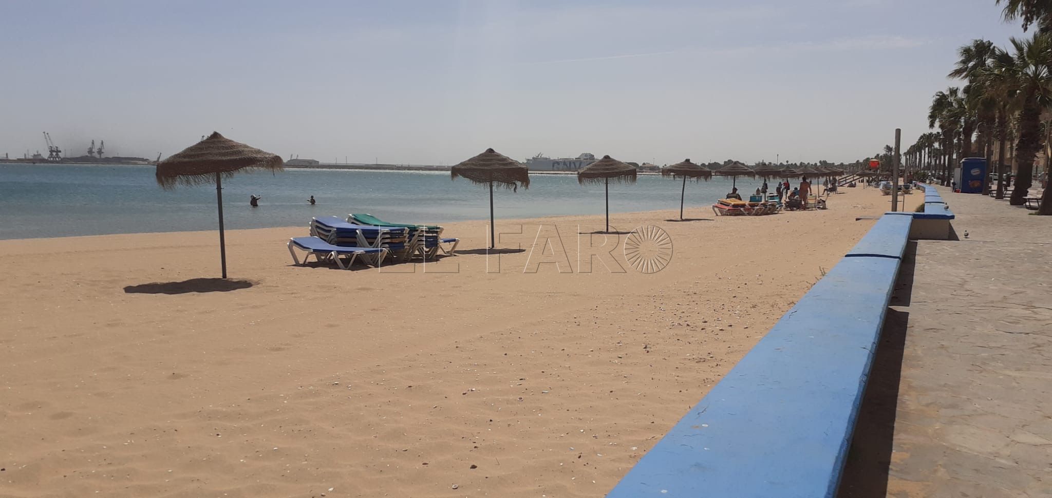 Dermatólogo en la playa para analizar manchas en la piel