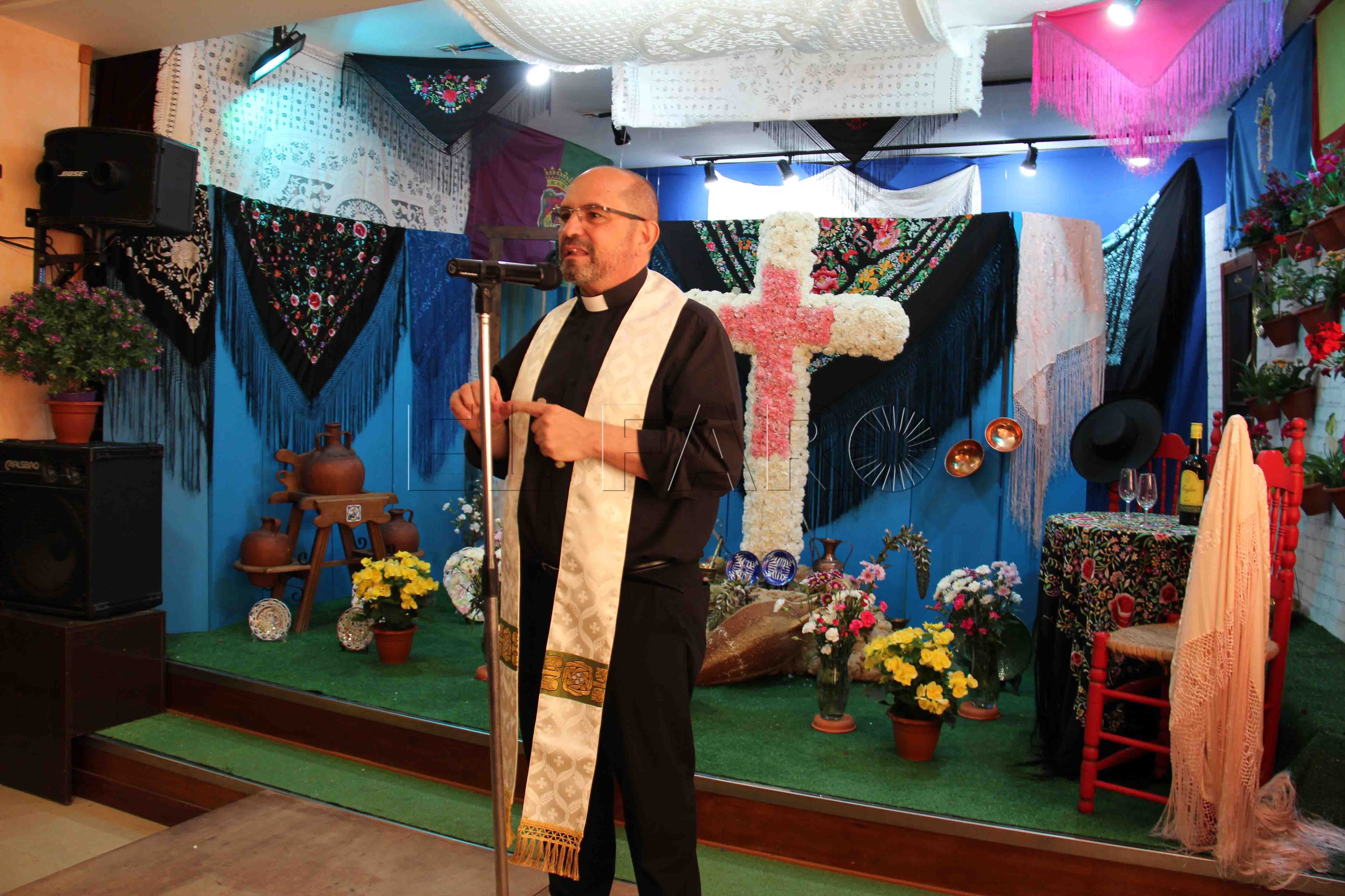 Bendición de la Cruz de Mayo de la Casa de Melilla en Málaga