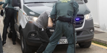 *AMPLIACIÓN PIE DE FOTO* BARBATE (CÁDIZ), 12/02/2024.- Agentes de la Guardia Civil trasladan a los juzgados de Barbate (Cádiz) al piloto de la narcolancha, Francisco Javier M.P., Kiko "El Cabra", detenido por la muerte de dos guardias civiles a los que arrollaron con una narcolancha en la localidad gaditana de Barbate el pasado viernes, que este lunes han pasado a disposición judicial. EFE/Román Ríos