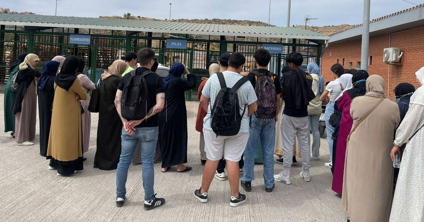 Tres visitas al punto limpio de la campaña 'Melilla Recicla'