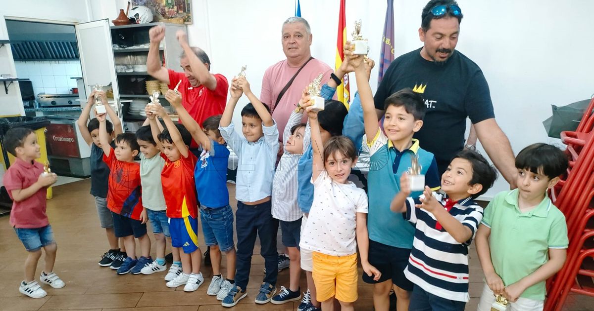 La Peña Barcelonista premia a una nueva promoción de alumnos de su escuela