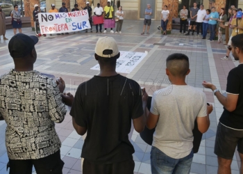 ACOMPAÑA CRÓNICA: INMIGRACIÓN MELILLA - MELILLA (ESPAÑA), 23/06/2024.- Alrededor de medio centenar de personas han recordado este domingo, con una concentración y varios minutos de silencio a las víctimas de la tragedia del 24-J, el intento de entrada de migrantes con más víctimas en la frontera entre España y Marruecos en Melilla, del que este lunes se cumple su segundo aniversario. El paso de Barrio Chino, uno de los cuatro que antaño conectaban Melilla con Marruecos, cambió su historia de repente el 24 de junio de 2022, el día en que tuvo lugar una de las mayores tragedias migratorias en la frontera sur de Europa. Han pasado dos años sin que nada pase, como denuncian algunas ONG, que piden “recuperar la verdad” y, sobre todo, medidas para evitar que algo así pueda volver a suceder. EFE/ Paqui Sánchez