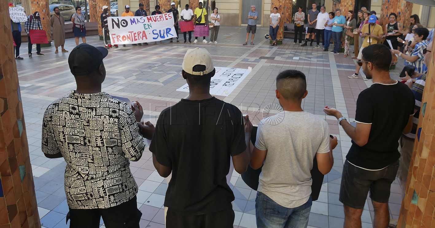 Melilla recuerda con una concentración en silencio a las víctimas de la tragedia del 24J
