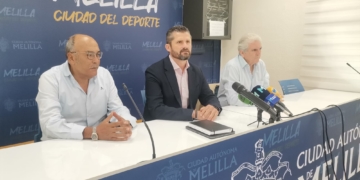 Jaime Auday, Miguel Ángel Fernández Bonnemaisón y Álvaro González Rico, durante la rueda de prensa en la que confirmaron la fusión entre ambos clubes de baloncesto.