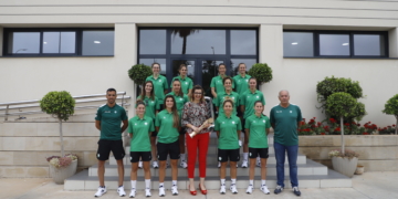 Sabrina Moh posa con el trofeo conseguido por la escuadra melillense, junto con las jugadoras y los miembros del staff técnico del CD Higicontrol Melilla.