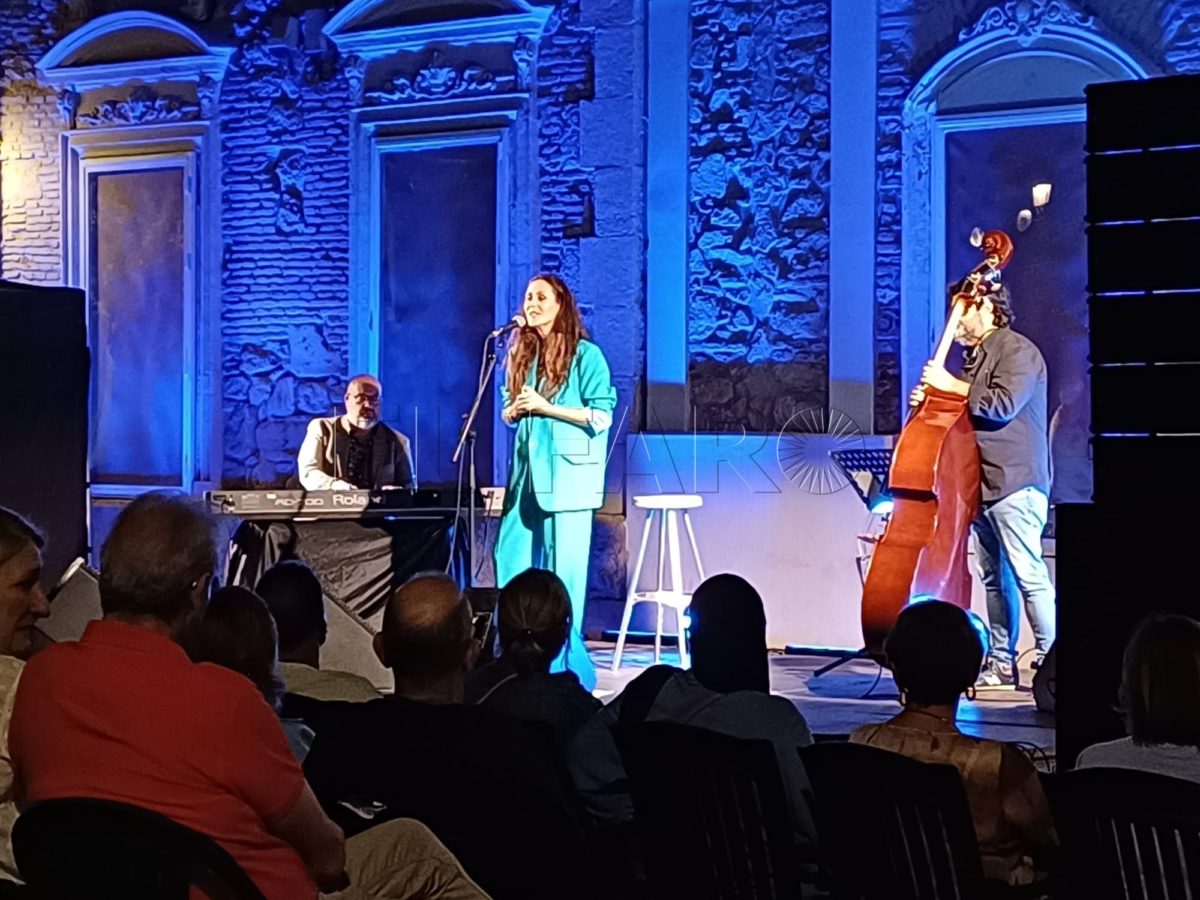 Clara Montes cautiva con su recital de poesía cantada, dentro del Ciclo Música a la Luna