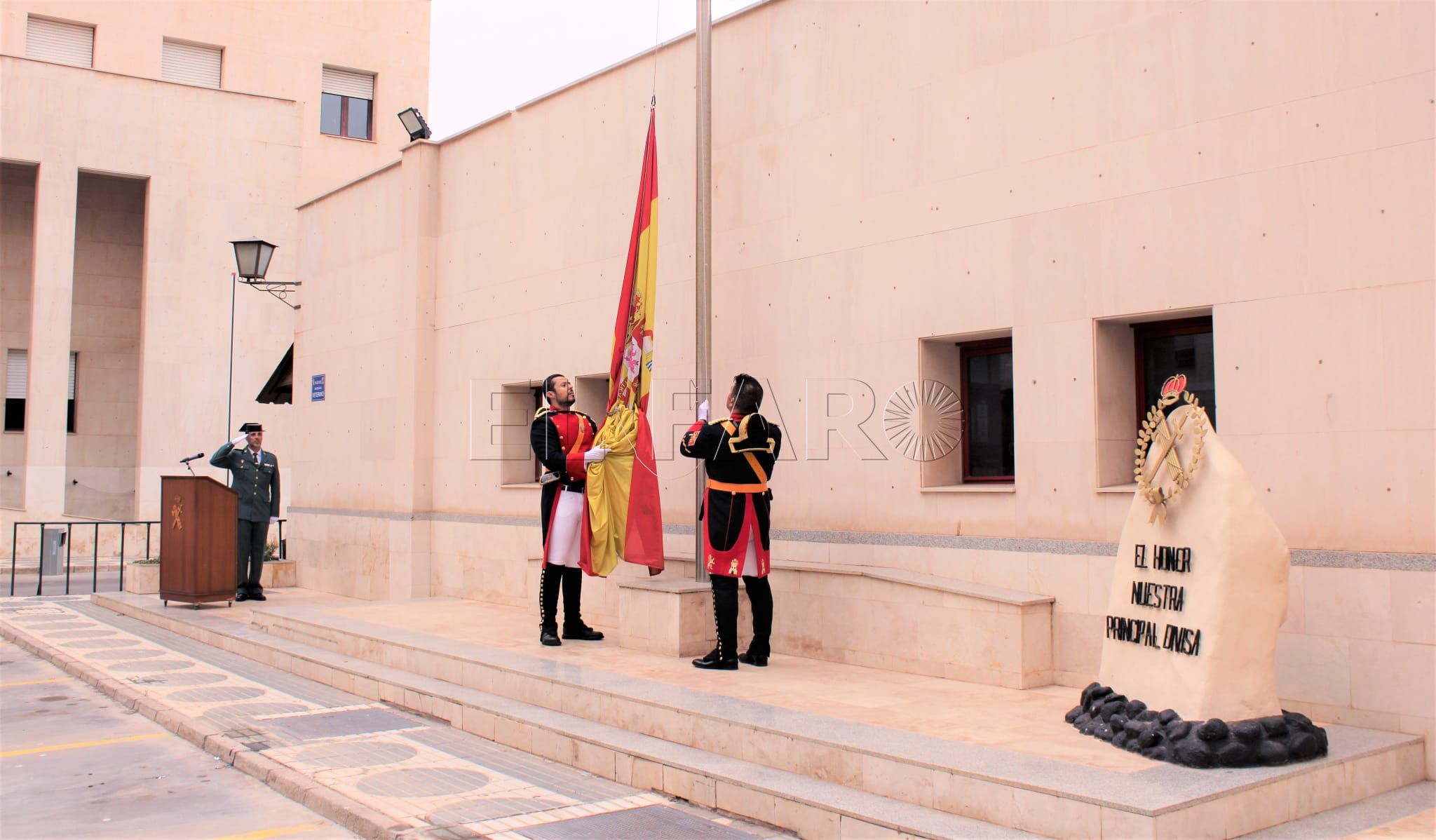La Guardia Civil hace un izado especial de bandera en honor de Felipe VI