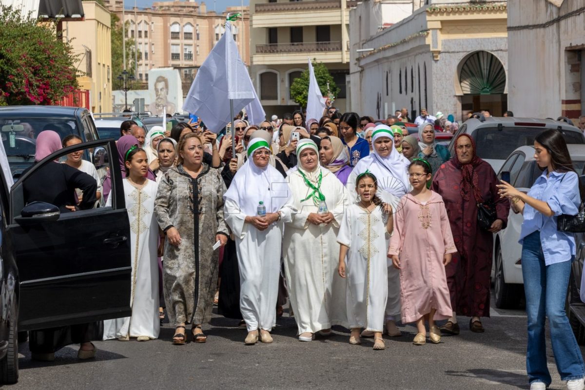 Multitudinaria despedida para el centenar de melillenses que peregrinan a La Meca