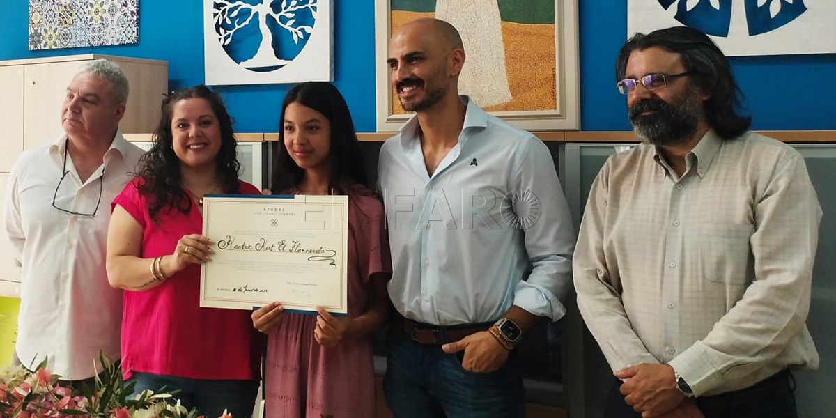 El colegio Juan Caro entrega las becas ofrecidas por el catedrático Carlos Jiménez