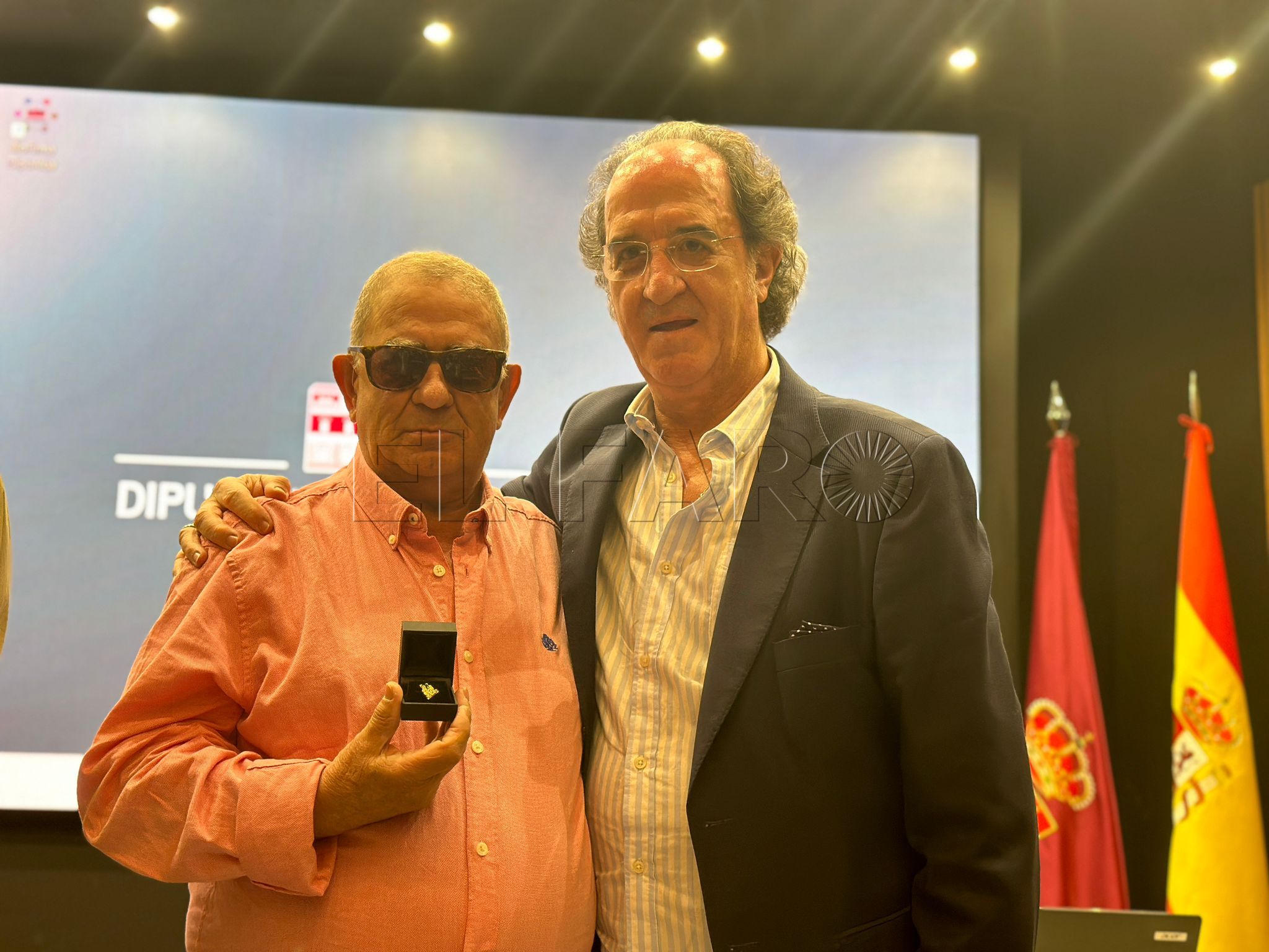 Avelino Gutiérrez recibe la insignia de oro de la AEPD