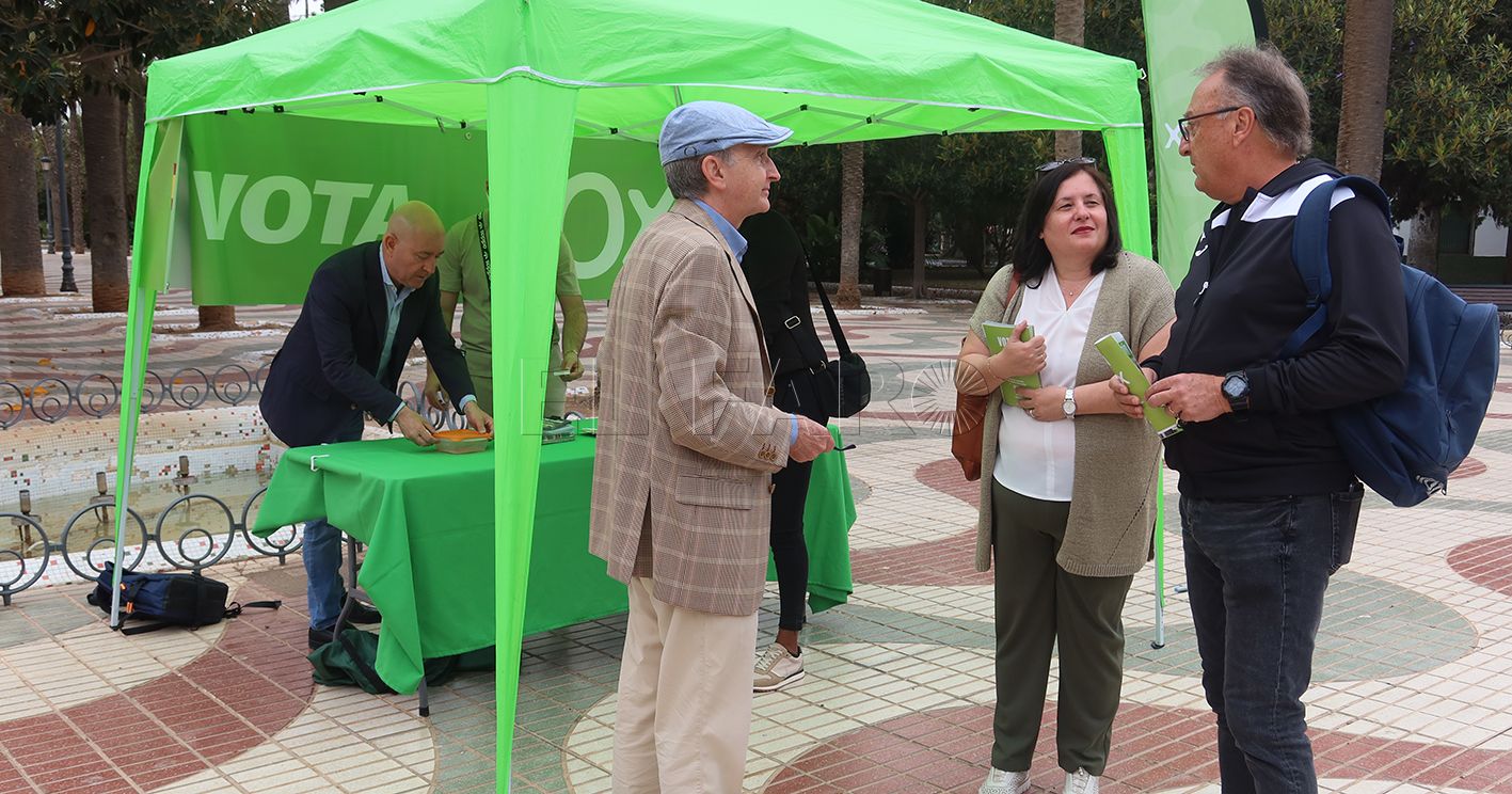 Vox acerca su programa electoral a los melillenses en el centro de la ciudad