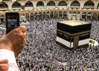 A muslim pilgrim takes a video with his mobile phone while others  circle the Kaaba and pray at the Grand mosque ahead of annual Haj pilgrimage in the holy city of Mecca, Saudi Arabia  August 16, 2018.REUTERS/Zohra Bensemra