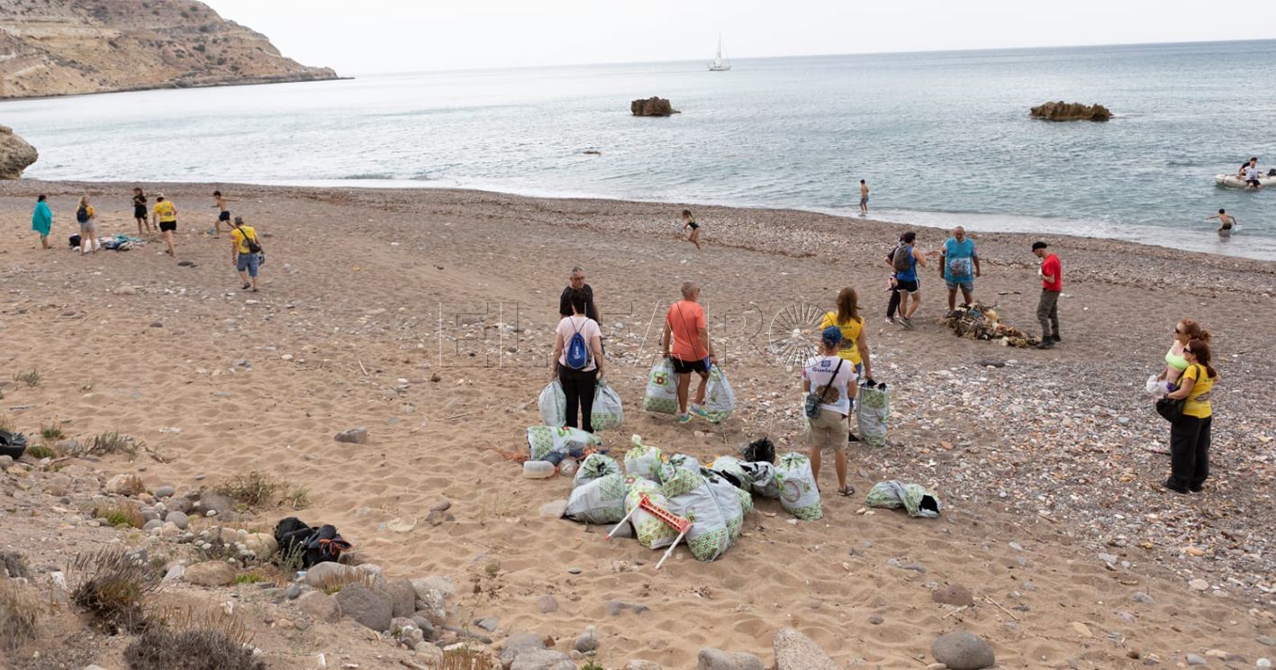 Guelaya recoge 41 sacos de residuos en los acantilados de Horcas Coloradas