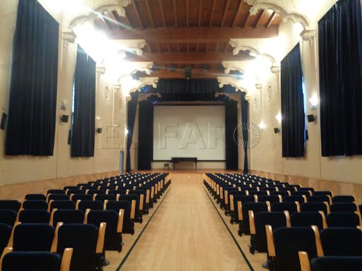 Feafes presenta la obra de teatro 'Enredos en el rellano', representada por el grupo Los trastos