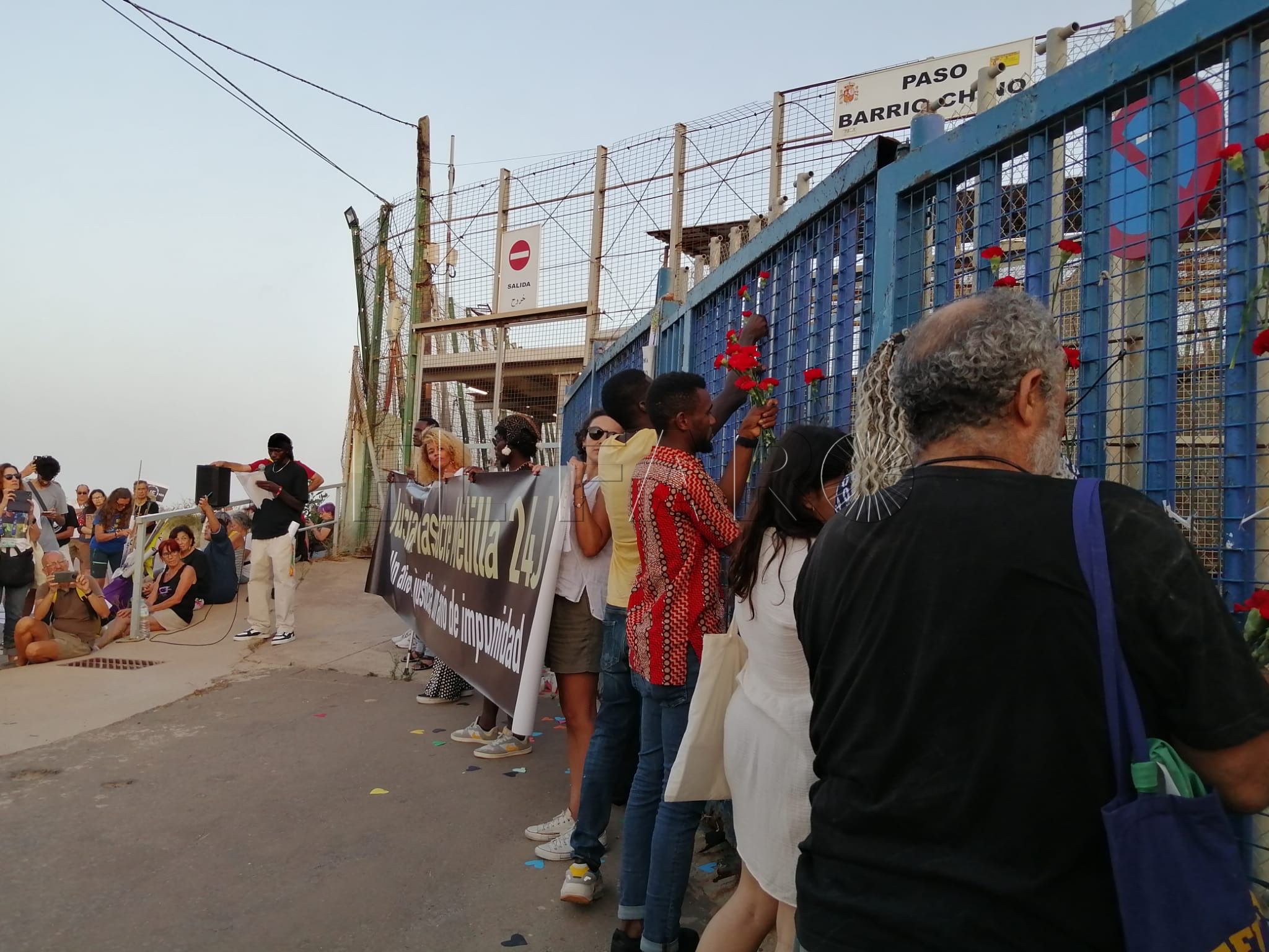 Flores en la valla para recordar el 24J