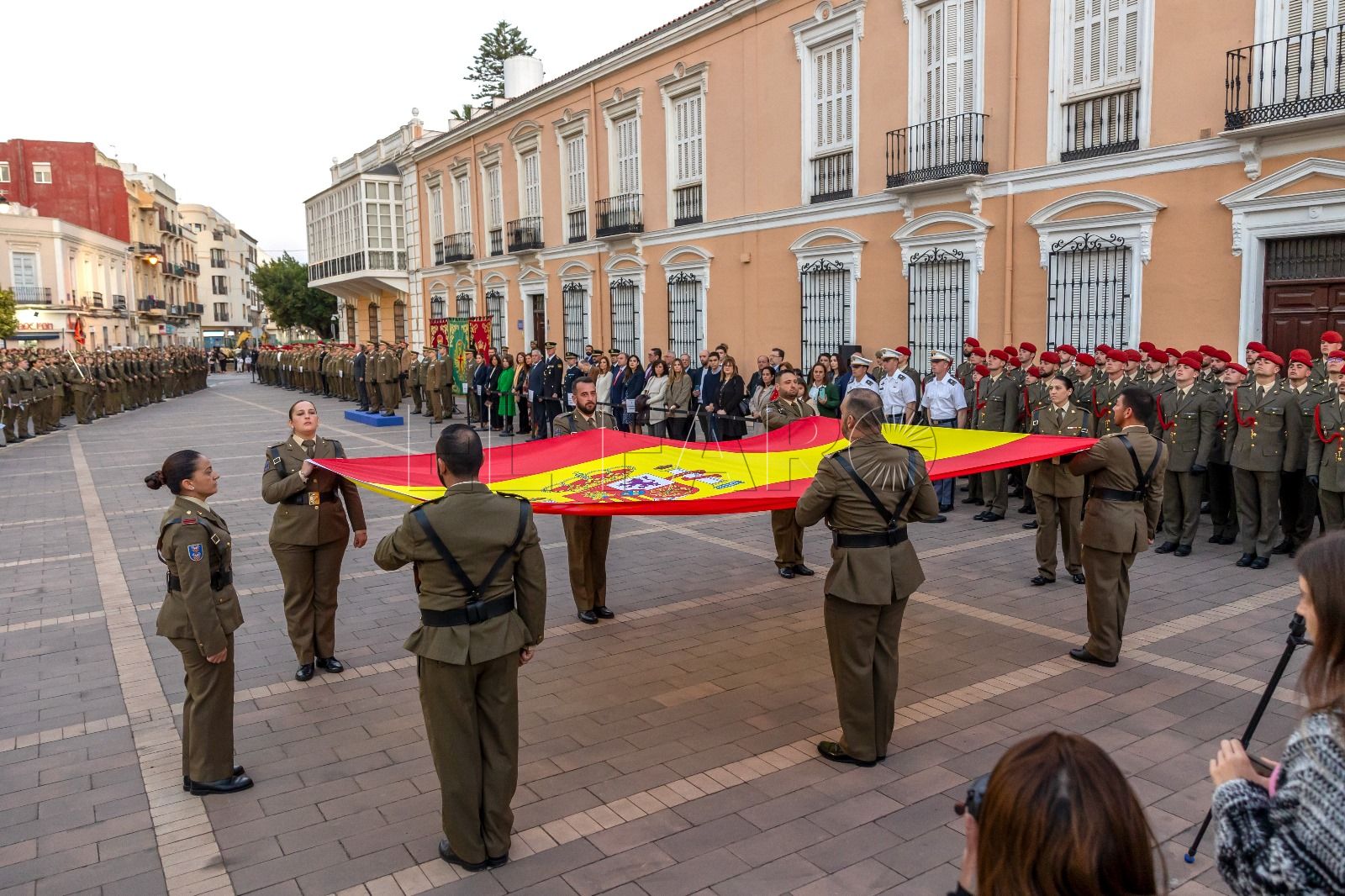 Arriado de bandera especial por el X Aniversario del reinado de Felipe VI