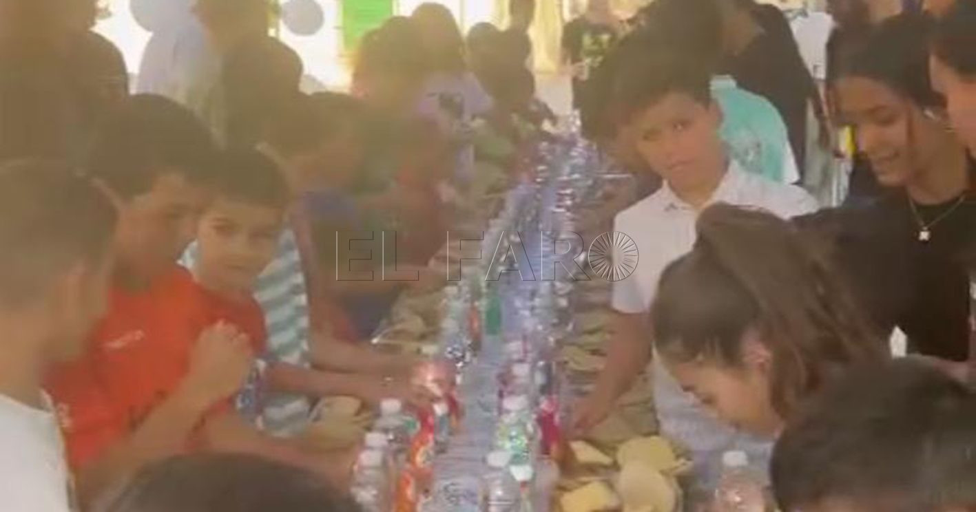 Merienda para los niños organizada por la AV El Rastro con motivo del Aid el Kebir