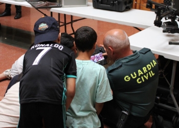 La Comandancia de la Guardia Civil acoge a alumnos y profesores del CEIP León Solá en una jornada de puertas abiertas