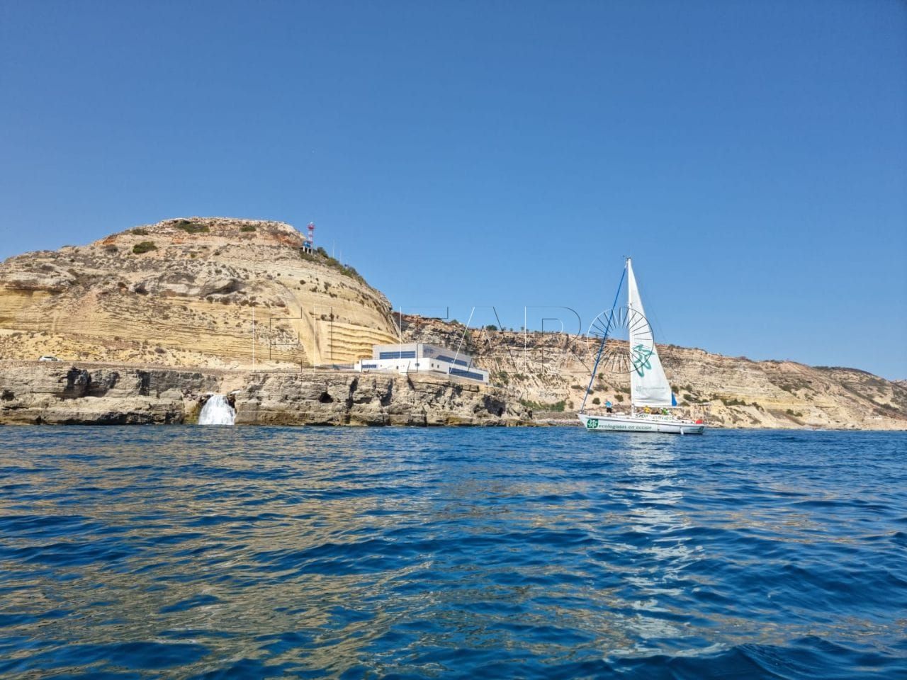 El barco Diosa Maat en puntos medioambientales denunciados por Guelaya