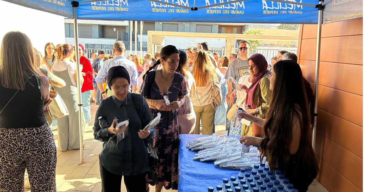 La Ciudad entrega agua, abanicos y bolígrafos a los opositores a maestros