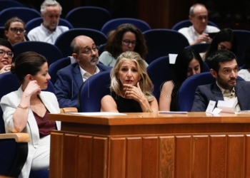 MADRID, 18/06/2024.- El ministro de Derechos Sociales, Pablo Bustinduy (d), junto a la ministra de Trabajo, Yolanda Díaz (c), y la ministra de Juventud e Infancia, Sira Rego (i), mientras asisten a la jornada 'Hacia una Prestación Universal por Crianza' celebrada, este martes, en la sede del Ministerio de Derechos Sociales, Consumo y Agenda 2030 en Madrid. EFE/ Borja Sánchez-trillo