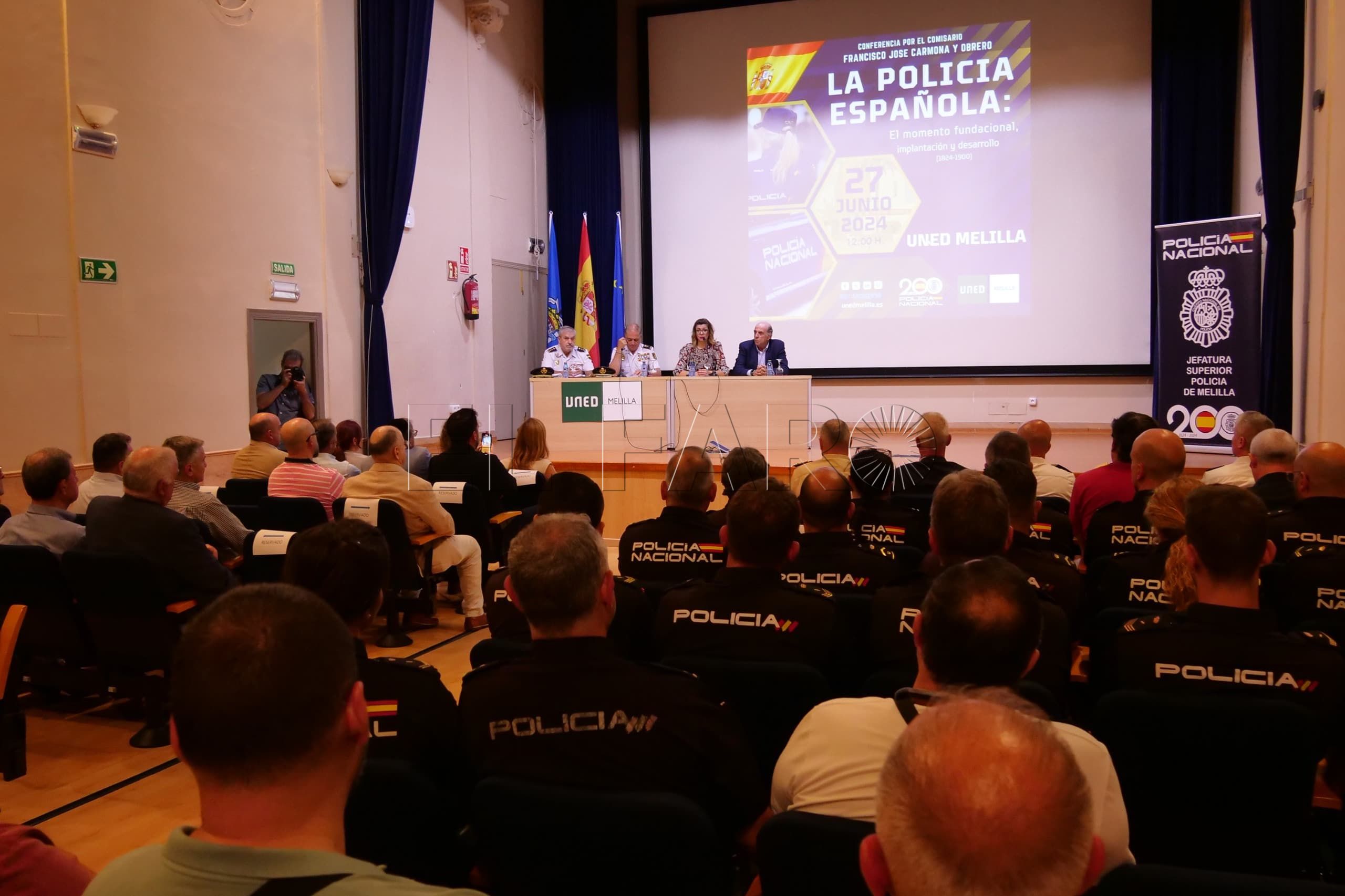 La delegada resalta las iniciativas con motivo del 200 aniversario de la Policía Nacional