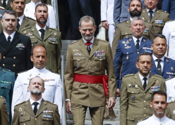 MADRID, 18/06/2024.- El rey Felipe VI (c), durante el acto de entrega de diplomas a los alumnos graduados en el XXV Curso de Estado Mayor de la Escuela Superior de las Fuerzas Armadas, este martes en la Escuela Superior de las Fuerzas Armadas del CESEDEN.- EFE/ Mariscal