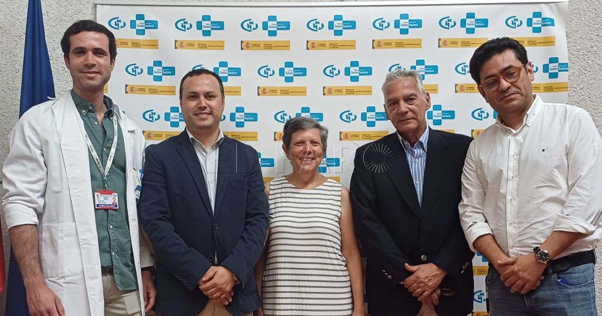 La investigadora estadounidense Amy Klion participa en una sesión clínica en el Hospital Comarcal