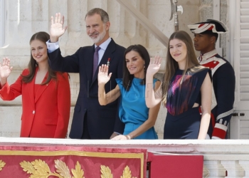 MADRID, 19/06/2024.- (De i a d) La princesa de Asturias, el rey Felipe VI, la reina Letizia, y la infanta Sofía saludan desde el balcón del Palacio Real en Madrid donde se conmemora el décimo aniversario del reinado de Felipe VI, este miércoles. El rey Felipe VI, junto a la reina Letizia y sus hijas, conmemora el décimo aniversario de su reinado con el relevo solemne de la Guardia Real, la imposición de condecoraciones a ciudadanos desconocidos y un almuerzo institucional, todo ello en el Palacio Real de Madrid, donde el broche a la jornada va a ser un concierto a cargo de la banda de música de la Guardia Real y del violinista Ara Malikian. EFE/ Ballesteros