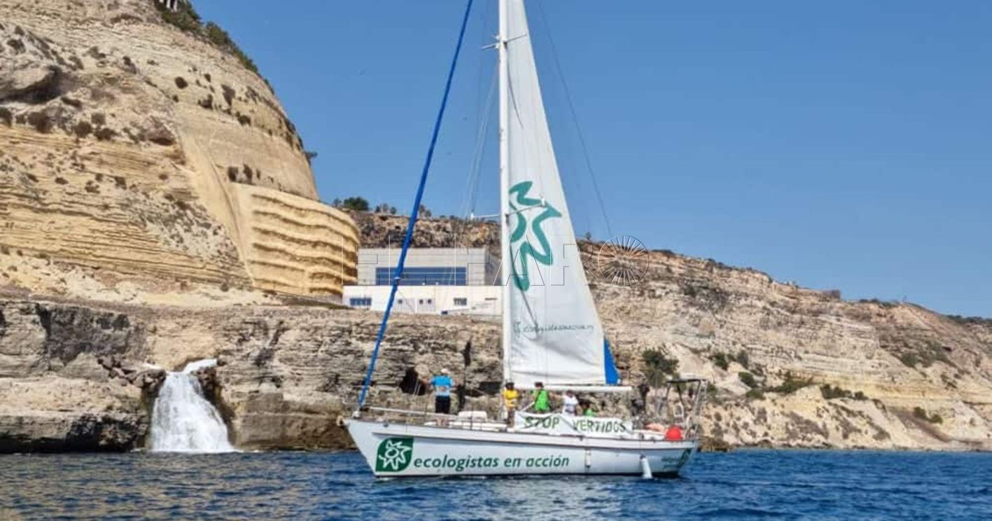 El velero de Ecologistas en Acción denuncia el lavado verde de los proyectos de conservación del mar de Alborán