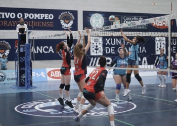 Alexandra Madalina en el centro de la imagen, con el dorsal 17, defendiendo un ataque de unos de los rivales de la pasada temporada en el Grupo A de la Superliga Femenina 2.