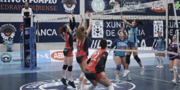 Alexandra Madalina en el centro de la imagen, con el dorsal 17, defendiendo un ataque de unos de los rivales de la pasada temporada en el Grupo A de la Superliga Femenina 2.
