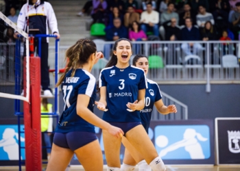 Irene Rodríguez celebra la consecución de un punto durante uno de los encuentros disputados con la escuadra madrileña del CV Madrid Chamberí.