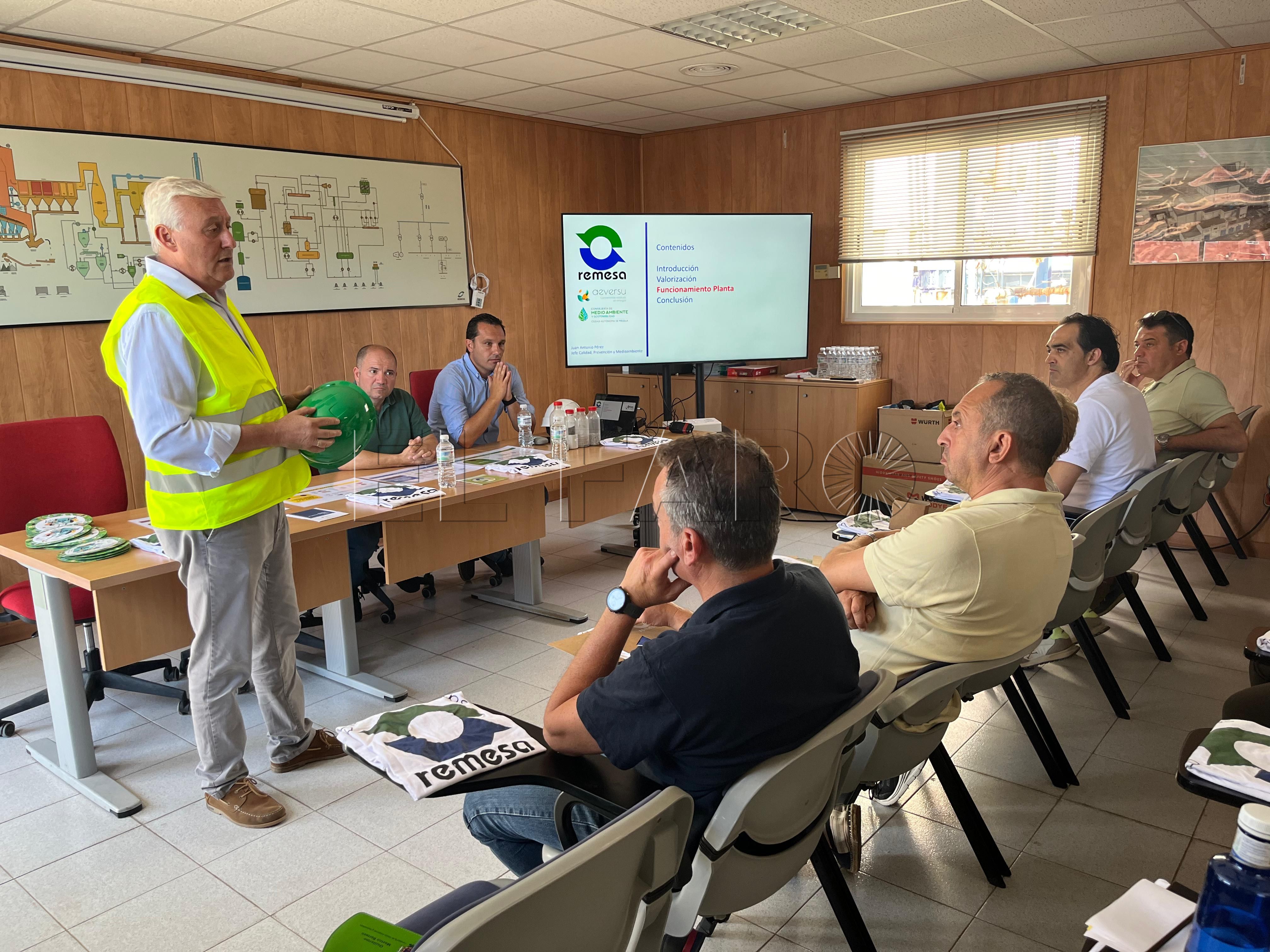 Ventura visita la incineradora para conocer el funcionamiento de la planta de valorización