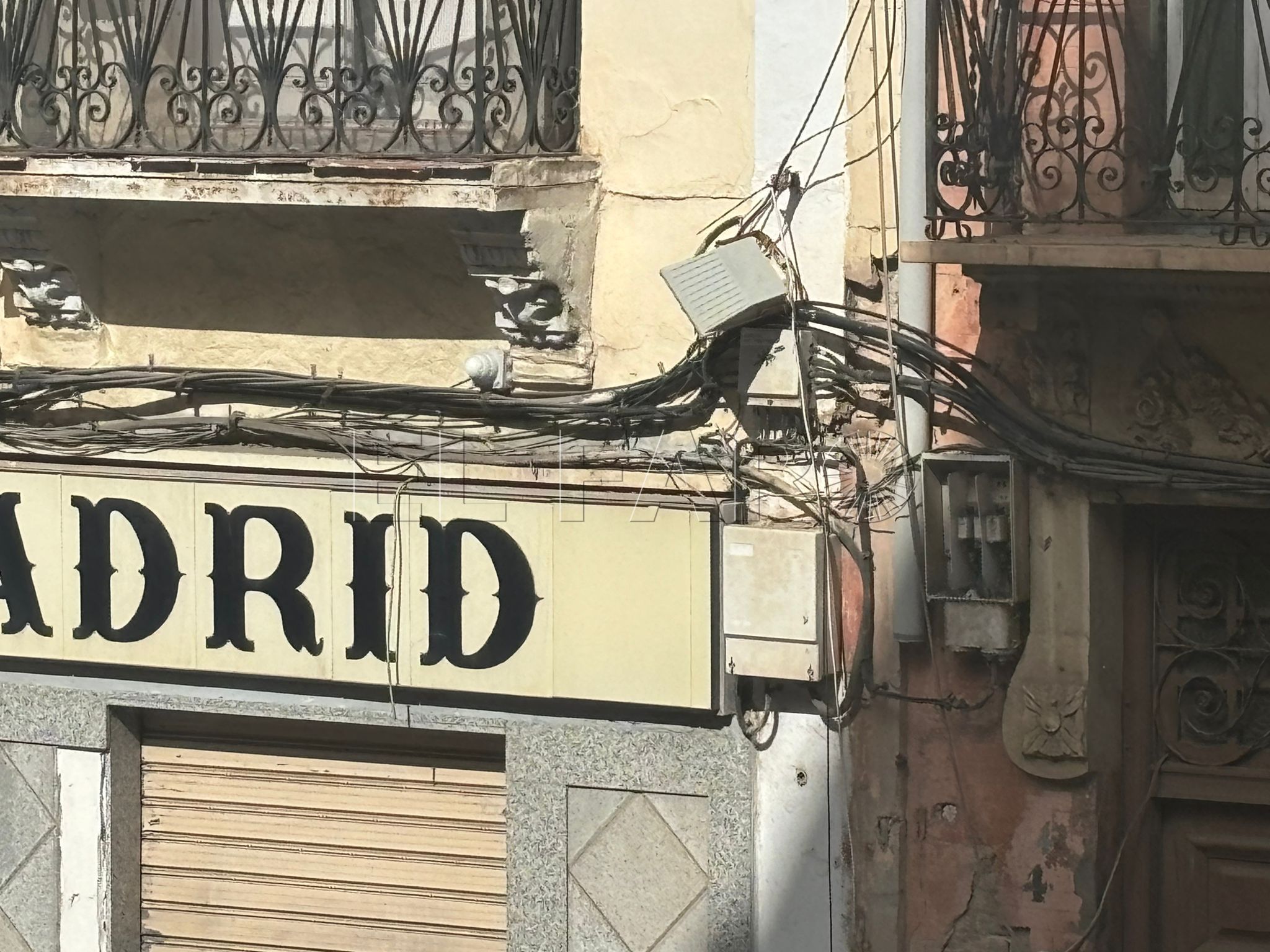 Acabar con los cables en las fachadas, pendiente del Ministerio