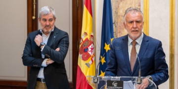 MADRID, 26/06/2024.- El ministro de Política Territorial y Memoria Democrática, Ángel Víctor Torres (d), y el presidente de Canarias, Fernando Clavijo en rueda de prensa  tras las reuniones  mantenidas con los grupos parlamentarios para informar sobre el acuerdo de modificación legislativa para la distribución de menores migrantes no acompañados entre comunidades autónomas, este miércoles en el Congreso, en Madrid. EFE/ Fernando Villar