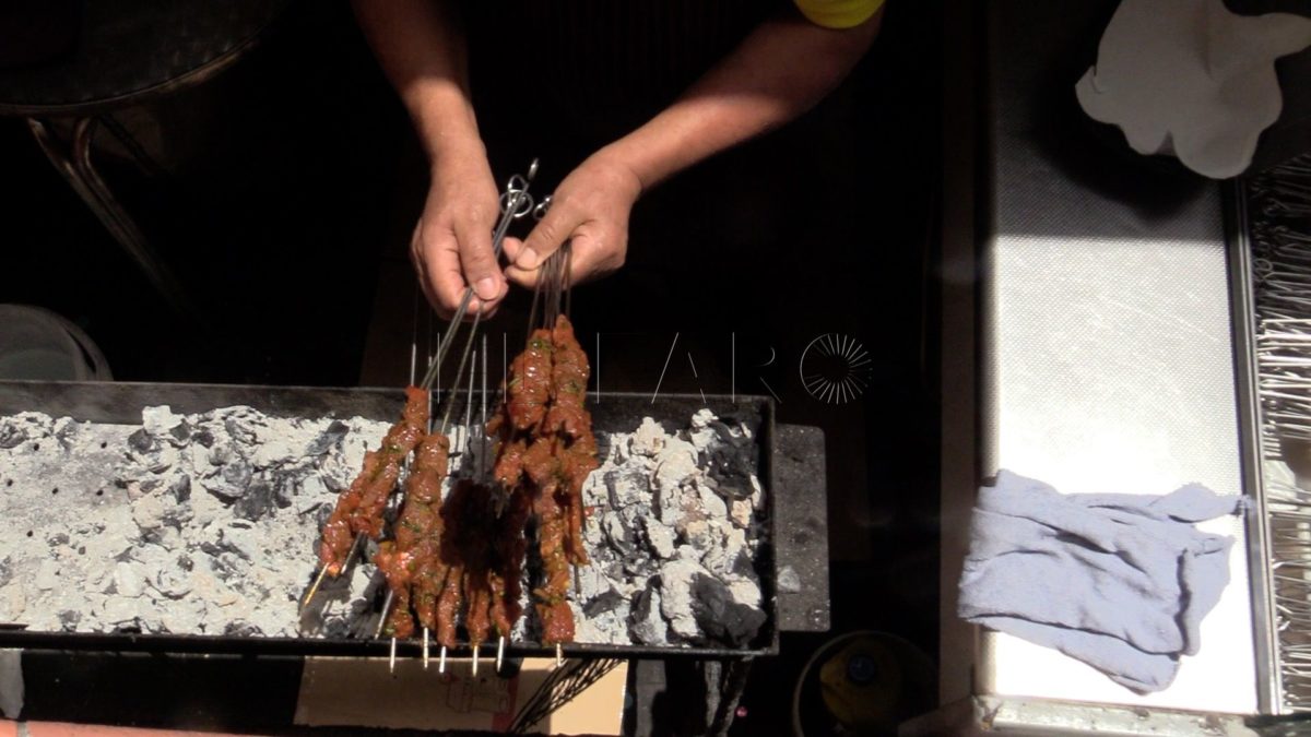 Seleccionar la pieza de carne, un rico adobado y unos cuatro minutos en el anafre, secreto de unos buenos pinchitos