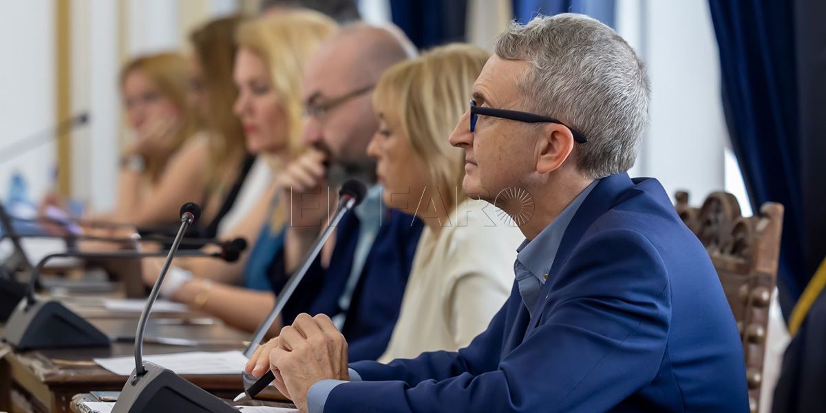 Vox denuncia que el 21% de los plenos se celebren por vía de urgencia