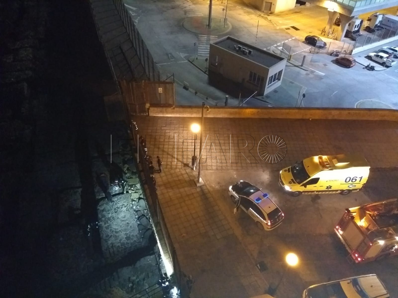 Un bañista rescatado por los bomberos tras caer en la escollera del puerto