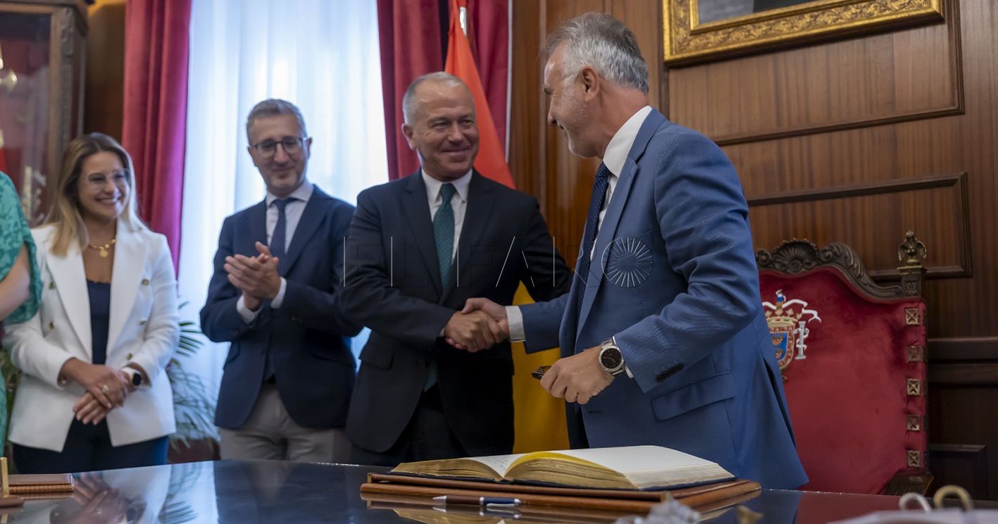 Torres, a favor de la OSP del avión a Málaga y de un tope al precio del billete