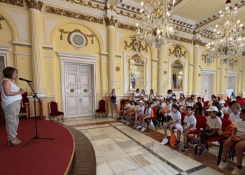 Enérgica excursión al Salón Dorado de los niños de las colonias de Melilla Acoge