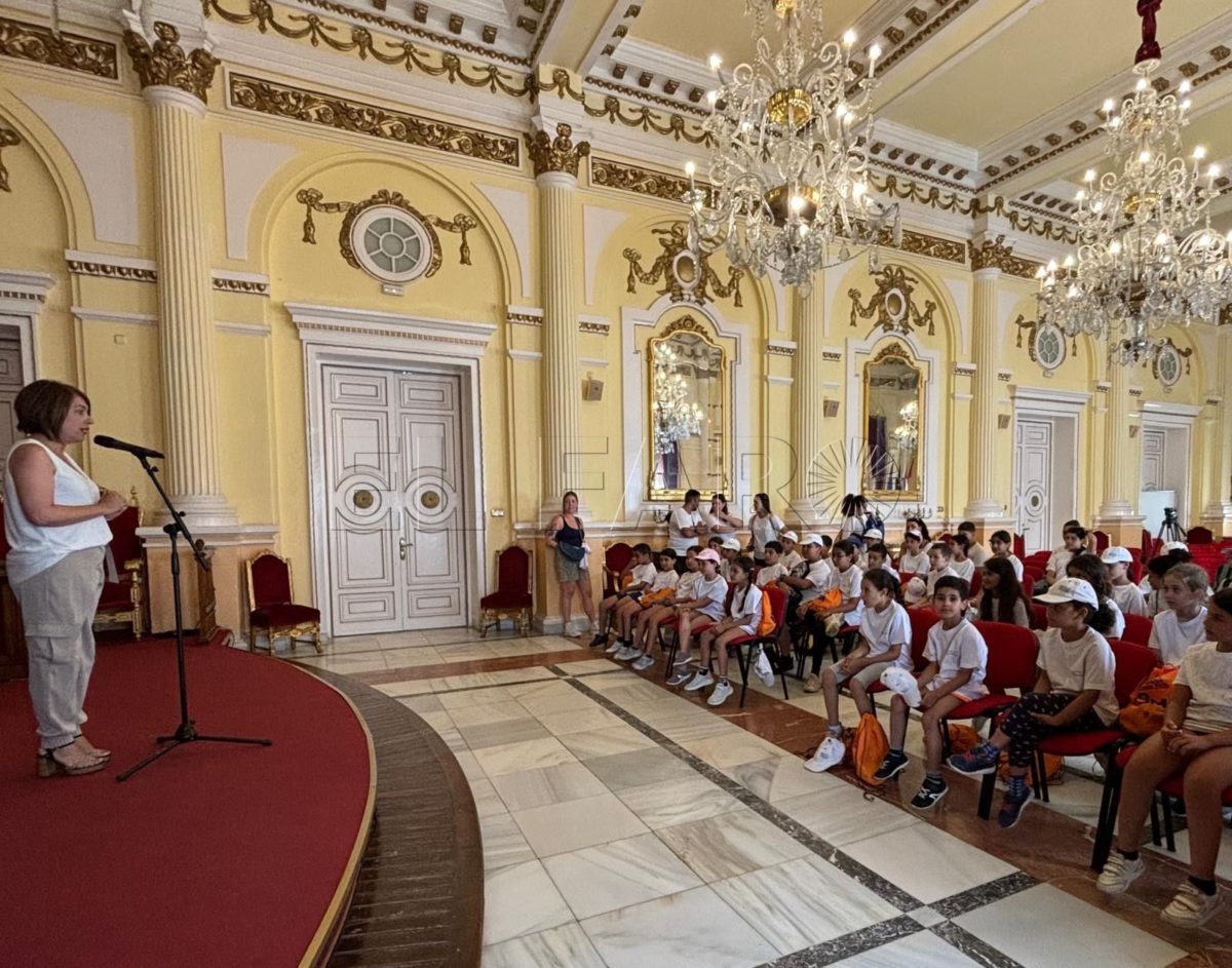 Enérgica excursión al Salón Dorado de los niños de las colonias de Melilla Acoge